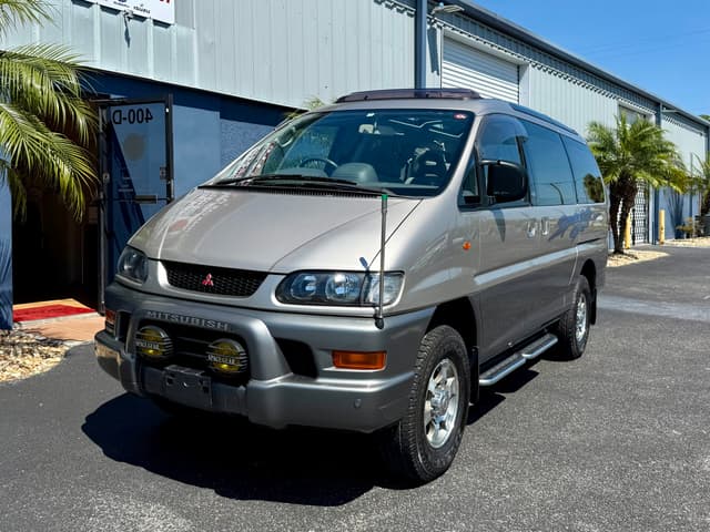1998 Mitsubishi Delica JDM car for sale — photo 13 of 23