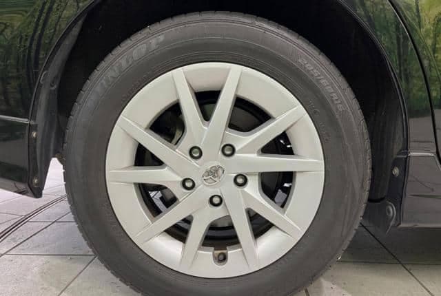 2011 Toyota Prius JDM car for sale — photo 17 of 25