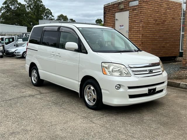 2004 Toyota Noah JDM car for sale — photo 4 of 18