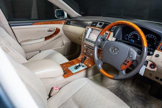 2004 Toyota Majesta JDM car for sale — photo 18 of 20