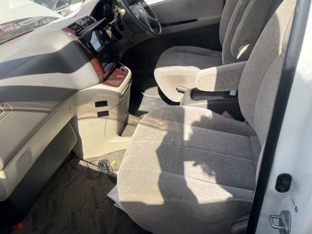 2001 Toyota Grand Hiace JDM car for sale — photo 6 of 12