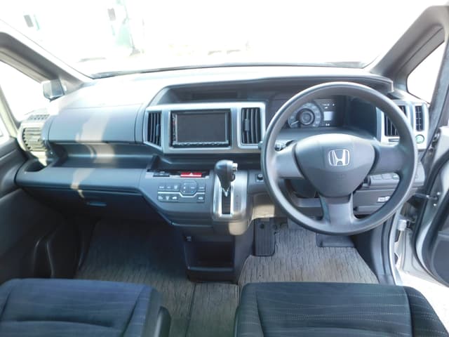 2011 Honda Stepwagon JDM car for sale — photo 3 of 8