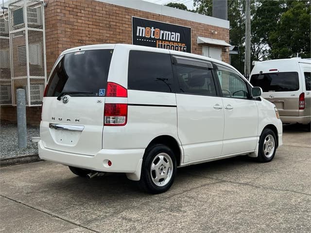 2004 Toyota Noah JDM car for sale — photo 6 of 18