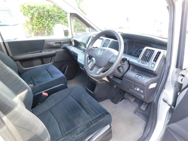 2011 Honda Stepwagon JDM car for sale — photo 4 of 8