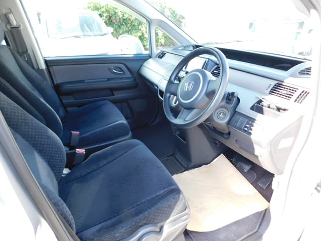 2006 Honda Stepwagon JDM car for sale — photo 4 of 8