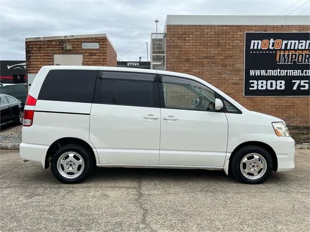 2004 Toyota Noah JDM car for sale — photo 5 of 18