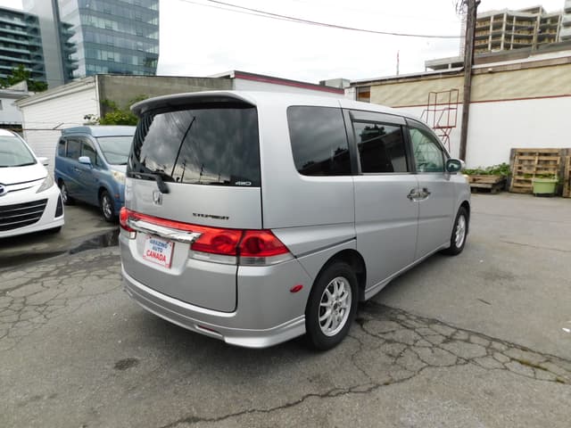2006 Honda Stepwagon JDM car for sale — photo 2 of 8
