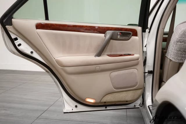 1999 Toyota Crown JDM car for sale — photo 20 of 25