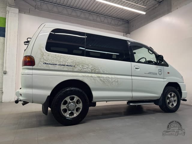 2000 Mitsubishi Delica JDM car for sale — photo 21 of 25