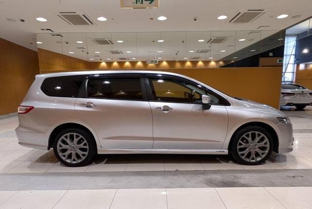 2011 Honda Odyssey JDM car for sale — photo 8 of 25