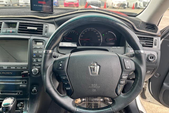 2005 Toyota Crown JDM car for sale — photo 12 of 25