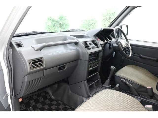 1992 Mitsubishi Pajero JDM car for sale — photo 6 of 17