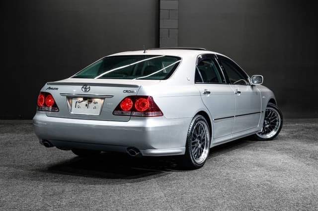 2004 Toyota Crown JDM car for sale — photo 11 of 18