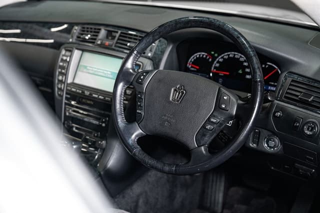 2004 Toyota Crown JDM car for sale — photo 16 of 18