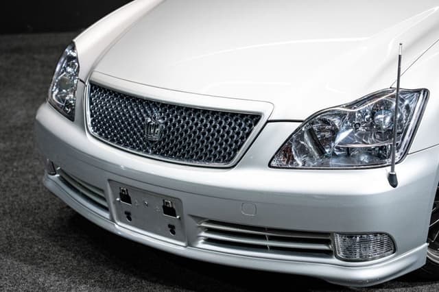 2004 Toyota Crown JDM car for sale — photo 2 of 18