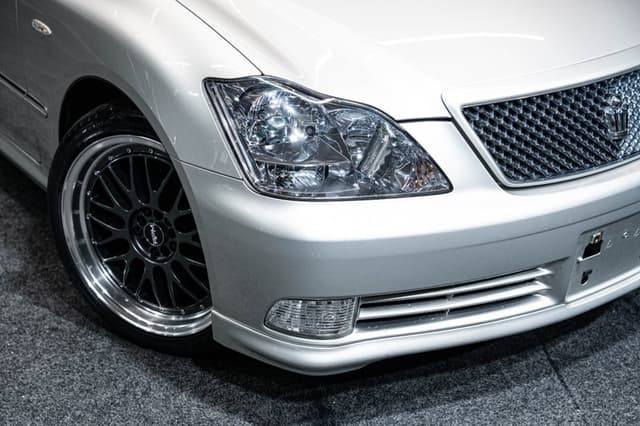 2004 Toyota Crown JDM car for sale — photo 9 of 18