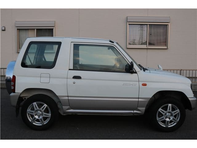 1997 Mitsubishi Pajero JDM car for sale — photo 7 of 16