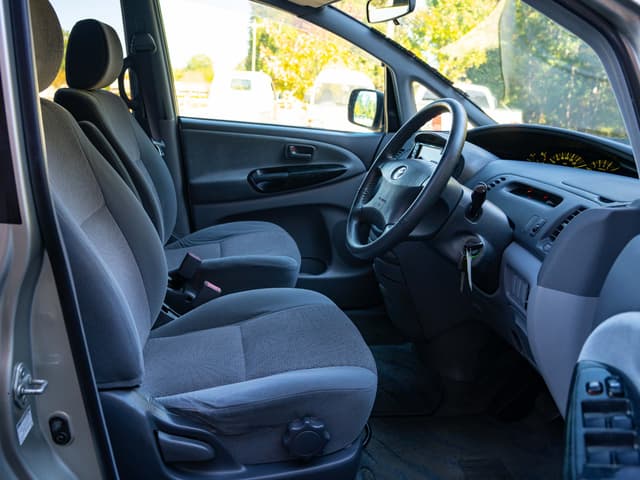 2001 Toyota Estima JDM car for sale — photo 12 of 17