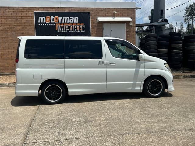 2010 Nissan Elgrand JDM car for sale — photo 8 of 14