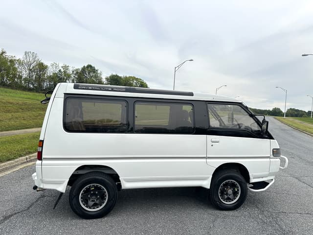 1991 Mitsubishi Delica JDM car for sale — photo 7 of 10