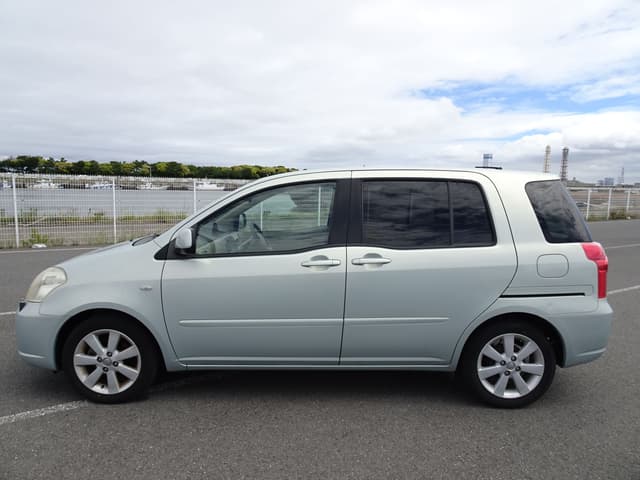 2009 Toyota Raum JDM car for sale — photo 2 of 10