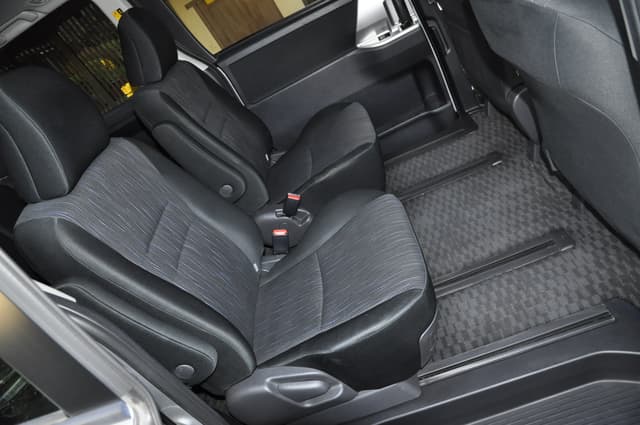 2010 Toyota Voxy JDM car for sale — photo 12 of 25