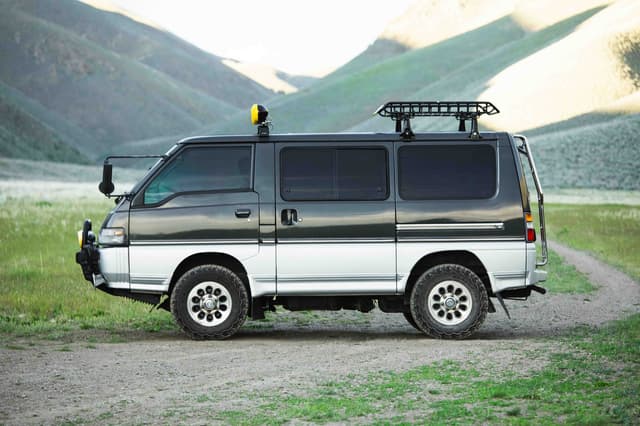 1992 Mitsubishi Delica JDM car for sale — photo 2 of 25