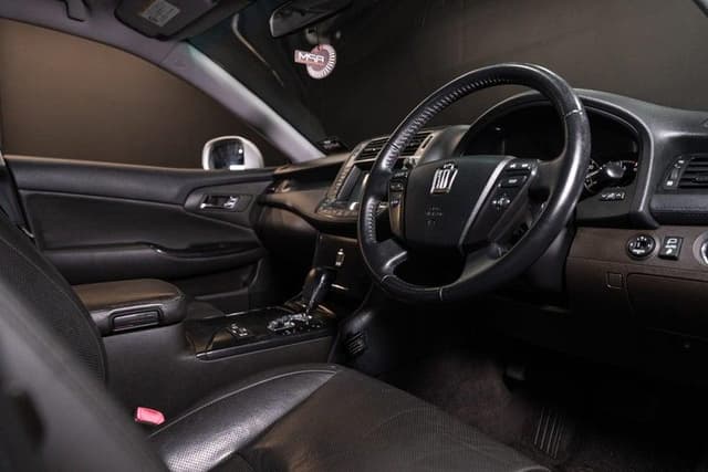 2008 Toyota Crown JDM car for sale — photo 17 of 18