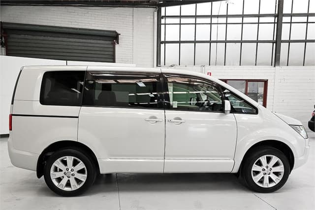 2008 Mitsubishi Delica JDM car for sale — photo 14 of 23
