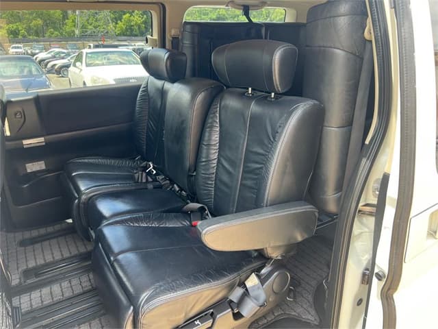 2010 Nissan Elgrand JDM car for sale — photo 13 of 14