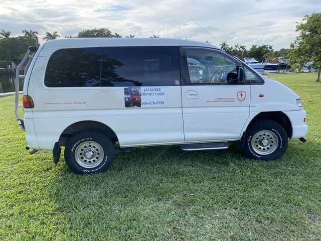 1999 Mitsubishi Delica JDM car for sale — photo 15 of 17