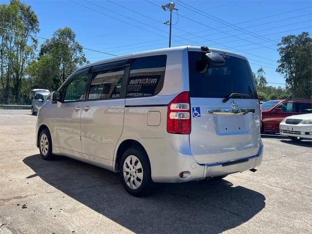 2011 Toyota Noah JDM car for sale — photo 8 of 18