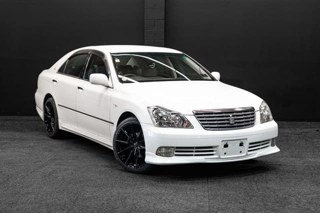 2005 Toyota Crown JDM car for sale — photo 11 of 18