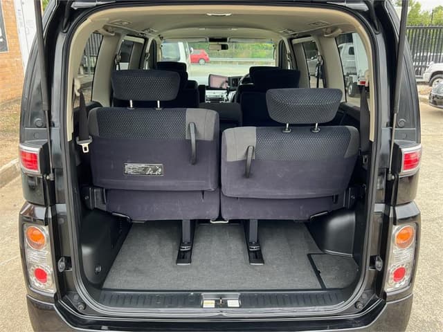 2006 Nissan Elgrand JDM car for sale — photo 15 of 16