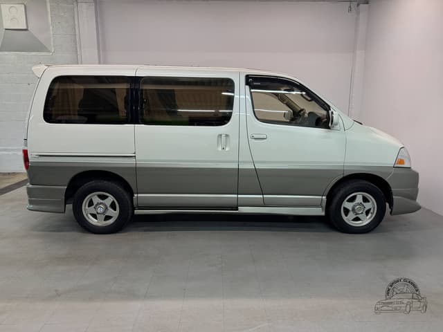 2001 Toyota Grand Hiace JDM car for sale — photo 22 of 25