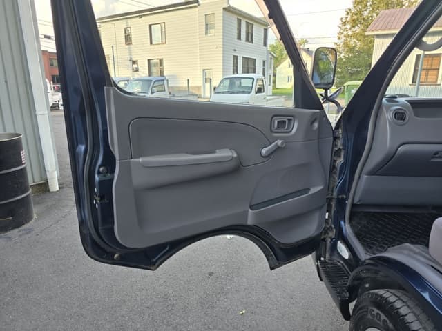 2001 Nissan Caravan JDM car for sale — photo 18 of 25