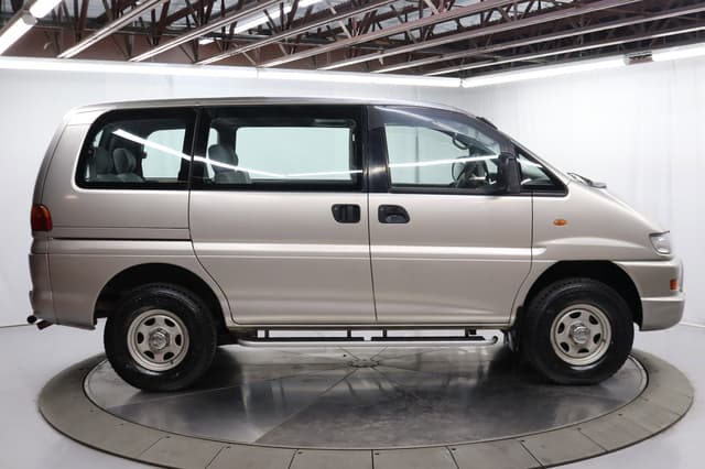 2000 Mitsubishi Delica JDM car for sale — photo 8 of 25