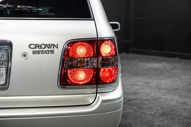 2005 Toyota Crown JDM car for sale — photo 9 of 16