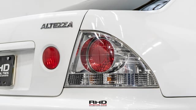 1999 Toyota Altezza JDM car for sale — photo 12 of 25