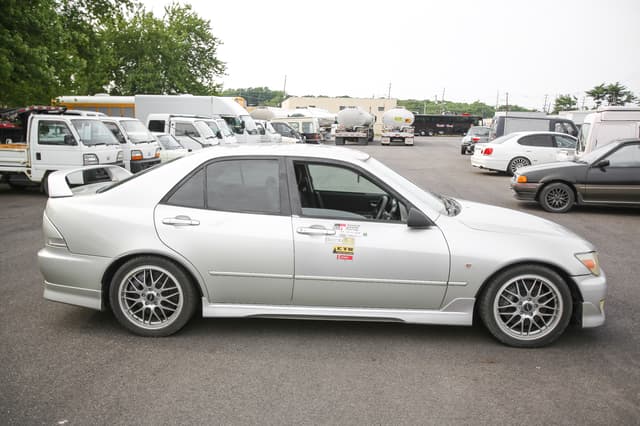 1998 Toyota Altezza JDM car for sale — photo 13 of 25