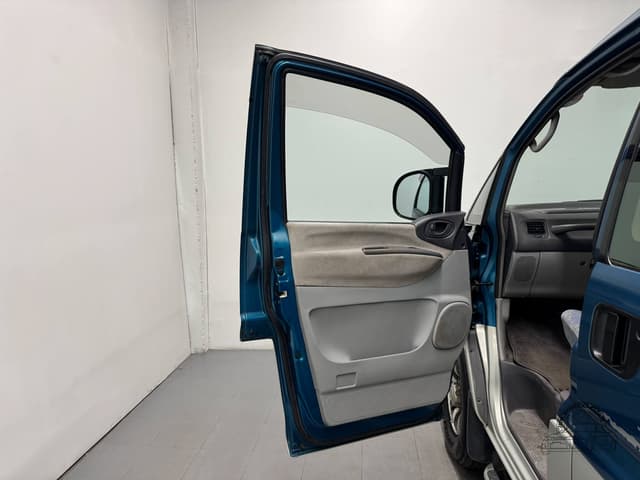 1997 Mitsubishi Delica JDM car for sale — photo 23 of 25