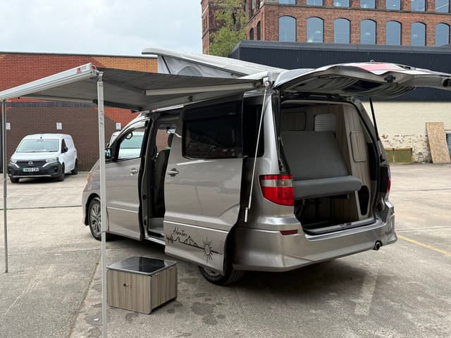 2005 Toyota Alphard JDM car for sale — photo 9 of 25