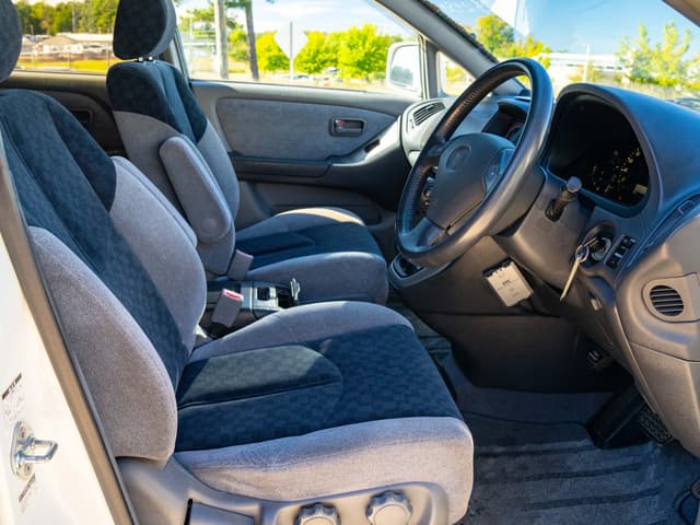 2000 Toyota Harrier JDM car for sale — photo 12 of 16