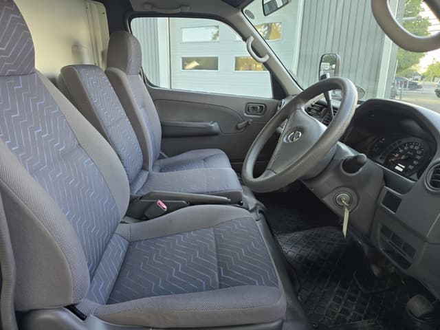 2001 Nissan Caravan JDM car for sale — photo 23 of 25