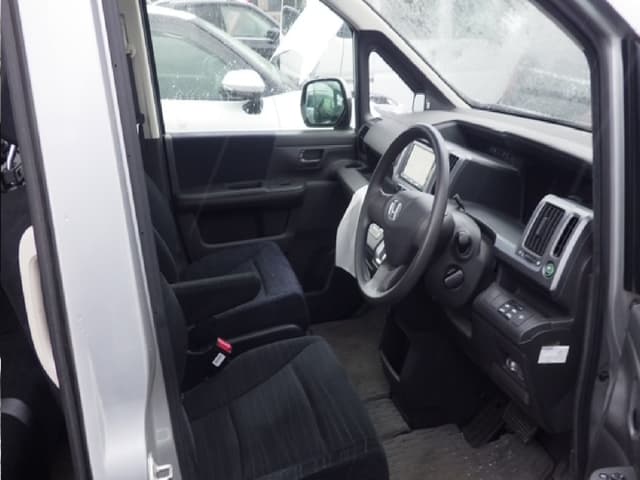 2011 Honda Stepwagon JDM car for sale — photo 5 of 8
