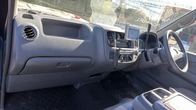 2001 Nissan Caravan JDM car for sale — photo 9 of 18