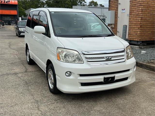2004 Toyota Noah JDM car for sale — photo 3 of 18