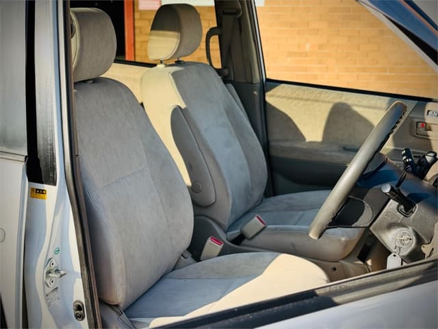 2005 Toyota Voxy JDM car for sale — photo 22 of 25