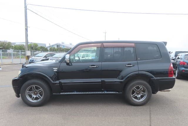 2005 Mitsubishi Pajero JDM car for sale — photo 2 of 25