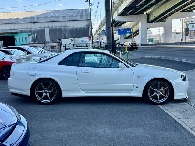 Nissan Skyline JDM car for sale — photo 17 of 25
